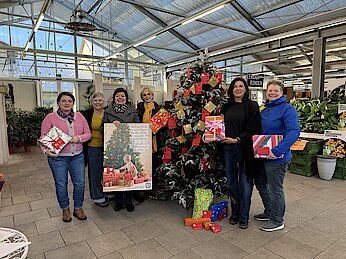 Soroptimistinnen beim Aufstellen des ersten Baums